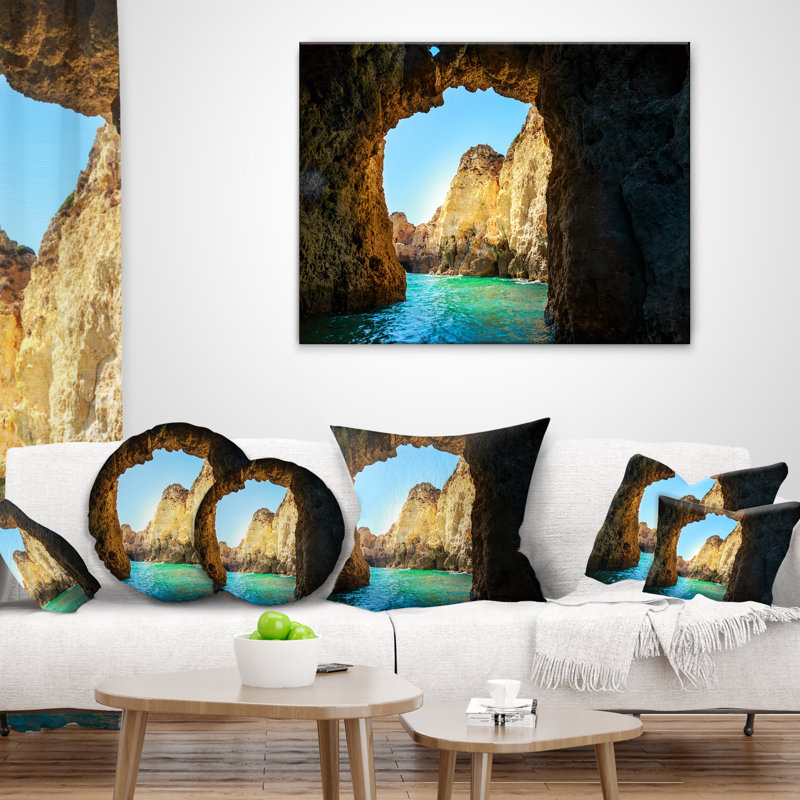 Coussin Seashore Sea à travers Rocky Cave Portugal, 16 po x 1 po, Carré