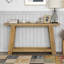 Canapé étroit, console à deux niveaux