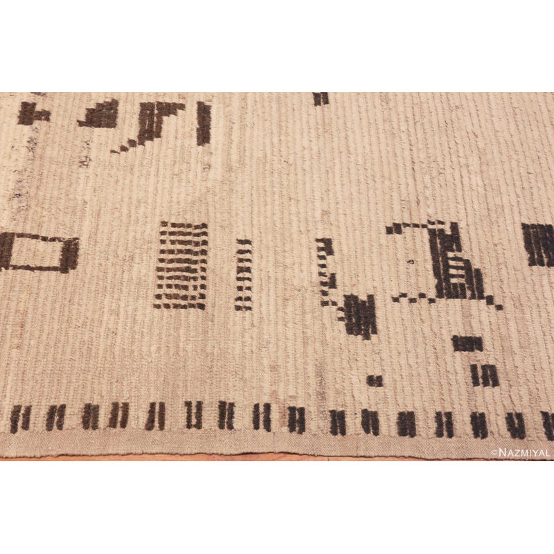 Grand tapis moderne à motif primitif