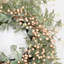 Couronne de porte de 22 po avec ressorts de fleurs artificielles en grappe d'eucalyptus