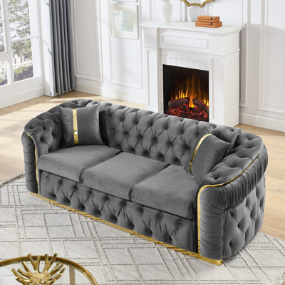 Velours gris 90,6 pouces avec capitonnage à boutons, 3 sièges de luxe et 2 coussins décoratifs en acier inoxydable doré pour le salon