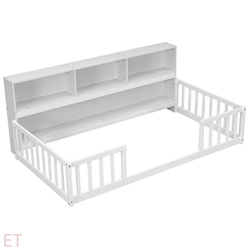 Lit simple au sol avec bibliothèque de chevet, tablettes, garde-corps