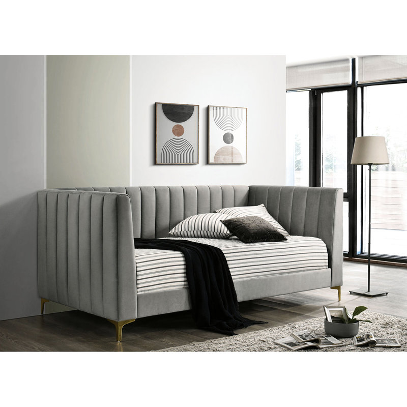 Lit de jour gris avec sièges contemporains, pieds en métal doré et capitonnage à canaux, profondeur de 80,57 po, pieds de capitonnage avec assise de matelas, hauteur de 32,24 po, sensation douillette