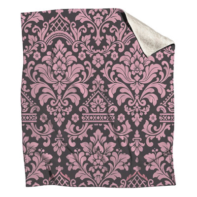 Couvertures roses à motif damassé