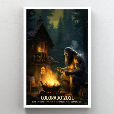 Art mural sur toile Colorado 2021 Bigfoot At Campfire By Cabin - décor de salon, de chambre à coucher ou de bureau