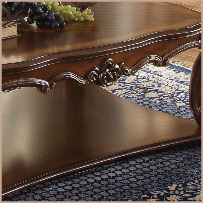 Table basse à finition cerisier avec détails de volutes - plateau carré peu encombrant Tablette inférieure