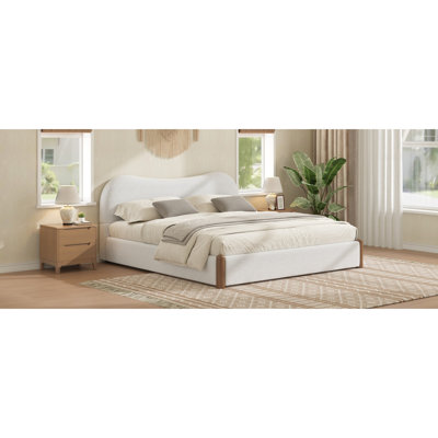 Très grand lit plateforme tapissier avec pieds en bois, blanc