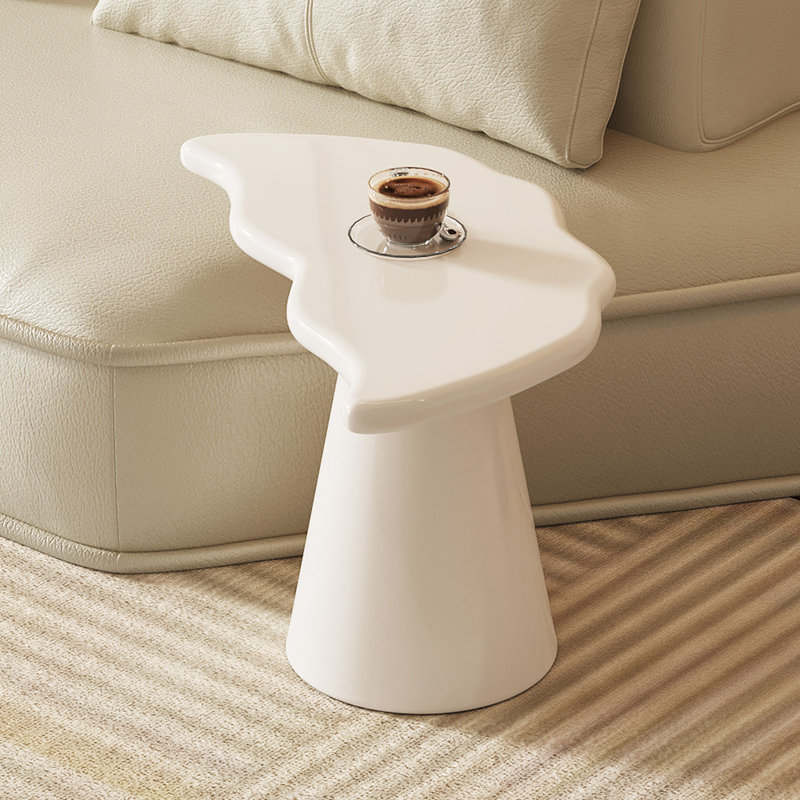 - table de bout en crème, table d'appoint irrégulière