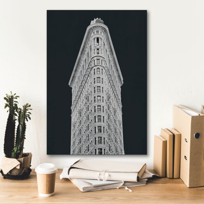  «Flatiron Building On Black» par Wild Apple Portfolio, art mural sur toile, 18 po x 26 po