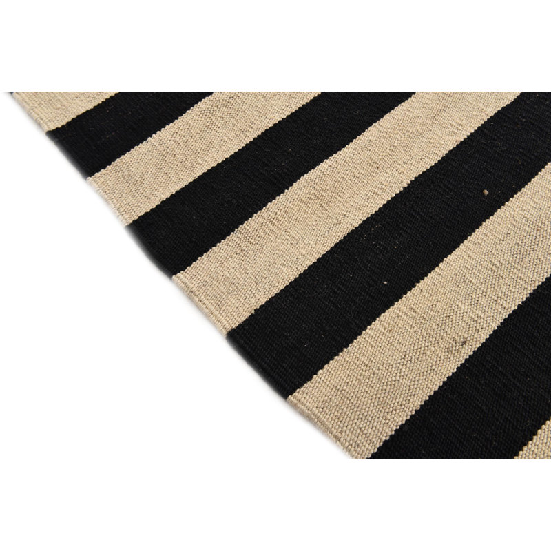 Tapis noir et blanc 5 pi 9 po x 7 pi 9 po