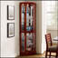 Superbe armoire vitrée en bois avec tablettes réglables en verre et dossier en miroir, parfaite pour exposer des objets précieux.