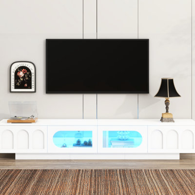 Meuble télé blanc pour les grandes téléviseurs de 95 po ou moins, avec portes d'armoire arquées et éclairage à DEL intelligent, console média fonctionnelle pour téléviseurs de 95 po, bande, salon spacieux