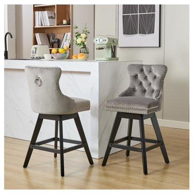  Tabourets de bar pivotants en velours avec décoration capitonnée à boutons, pieds en bois et garniture cloutée chromée, chaises de bar de style loisirs, ensemble de 2, gris