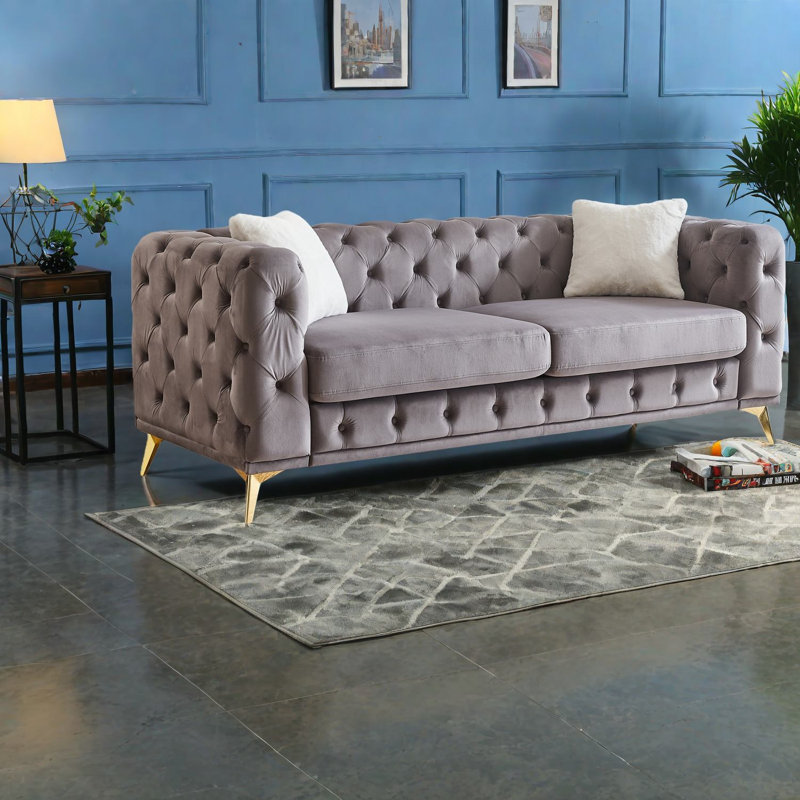 Canapé moderne rembourré en velours de style Chesterfield gris pour des espaces de vie polyvalents
