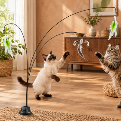 Une ventouse de 6,5 cm soutient cette baguette à plumes en forme d'oiseau volant, qui offre un mouvement à 360 degrés comme jouet d'enrichissement d'intérieur pour les chats qui s'ennuient.
