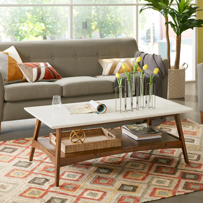 Table basse en bois massif et aspect pacanier, tablette inférieure pour le rangement, assemblage requis de style contemporain et, pacane, tablette de rangement,