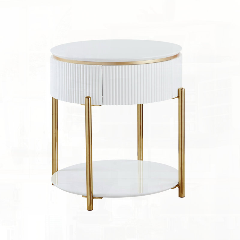 Table de bout fabriquée en bois composite avec des pieds en métal robustes