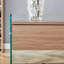 Table de chevet avec tiroirs. La surface de la planche est en panneau de fibres à densité moyenne avec un autocollant de grain de bois, et les deux côtés sont en verre trempé transparent. Le design est simple, élégant, avec d'excellentes fonctions 