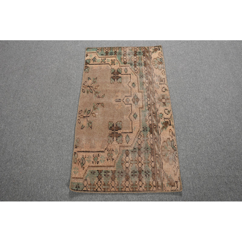 Tapis turc authentique authentique dans des tons chauds pour rehausser le décor du salon