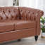 Canapé Chesterfield en similicuir avec accoudoirs roulés et capitonnage à boutons-287697815-287697808