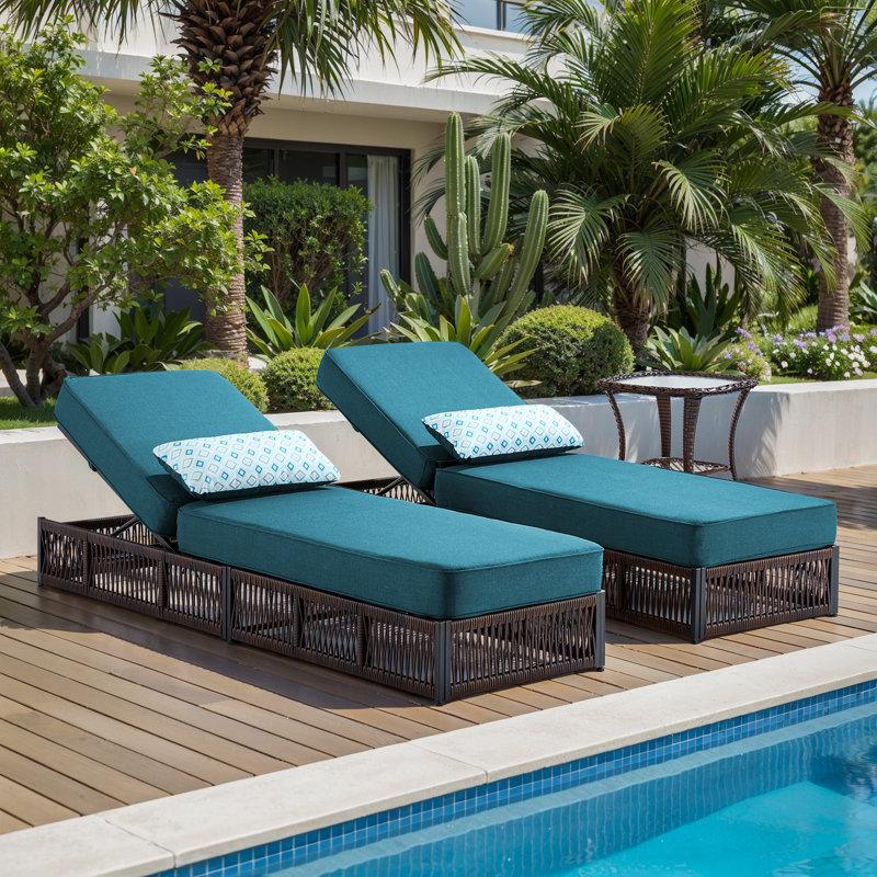 Chaise longue d'extérieur réglable en osier avec table d'appoint Clybourn, Peacock Blue