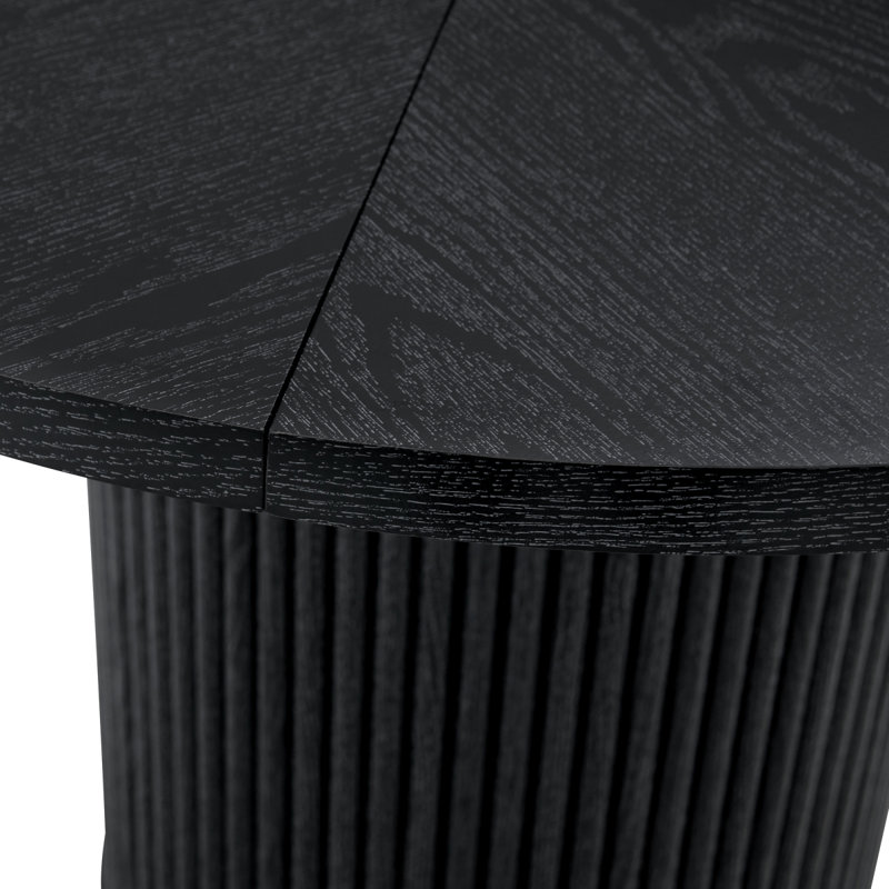 Une table de salle à manger circulaire épissée moderne d'un diamètre de 42 pouces, présentant des textures de couleur bois noir en forme d'éventail en diagonale, interprétant l'esthétique et la fonctionnalité de la maison.