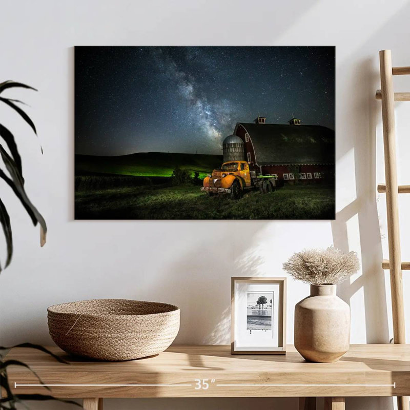 Lilie Red Barn and Tractor Under Milky Way Palouse, H 34 po x l 51 po