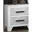 Élégante table de chevet en faux marbre avec poignées noires et glissières en métal pour les chambres modernes, durables et élégantes.