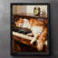 Art encadré noir, "Le chat orange qui dort sur le piano", reproduction d'art encadrée de style rétro-141456732