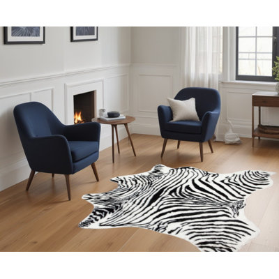 Tapis noir et blanc imprimé en fausse fourrure 4 pi x 5 pi