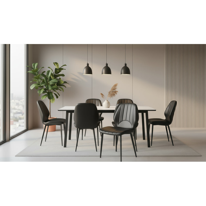 Ensemble de chaises de salle à manger modernes en similicuir de 18,5 po de hauteur - chaises d'appoint rembourrées de style Mid-Century avec détails surpiqués, pieds en métal noir mat et dossier incurvé ergonomique (ensemble de 2)