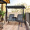 Balancelle de patio 2 places, balançoire balançoire avec auvent extérieur avec table de rangement pivotante, porte-gobelet, abat-jour réglable, siège de suspension et structure en acier résistant aux intempéries, gris