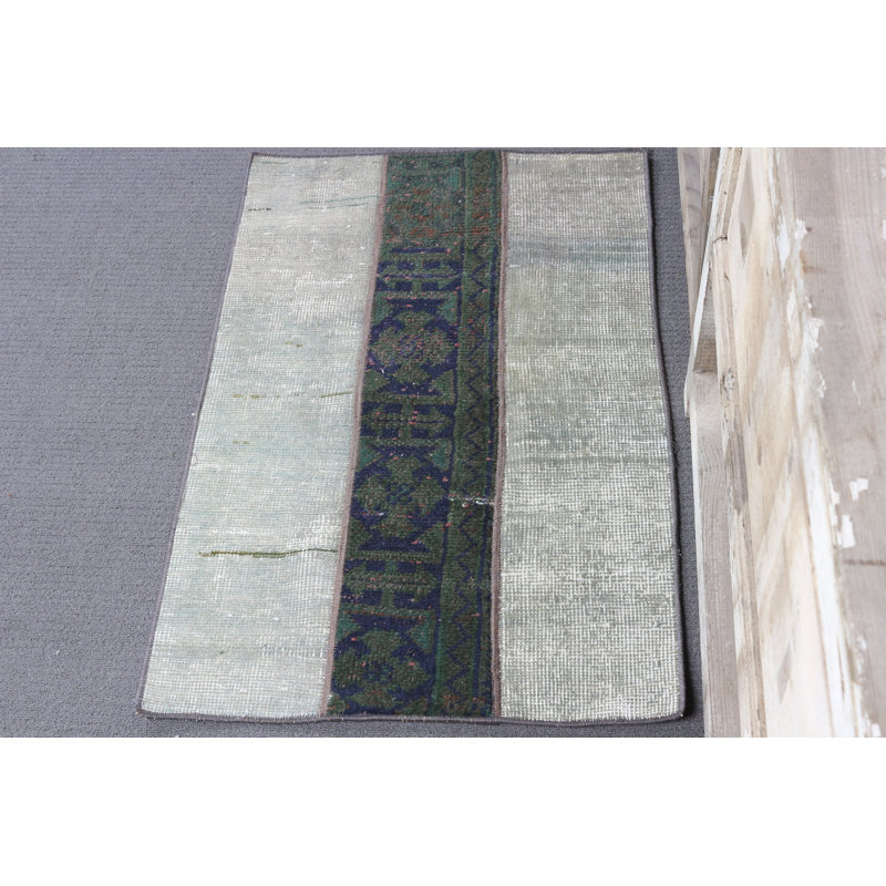Petit tapis décoratif en laine vert avec un patchwork turc rétro pour une entrée moderne fabriqué à la main dans un style oriental boho
