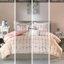 Édredon en rosé avec thème géométrique métallique et taies décoratives carrées-119105430-119105435