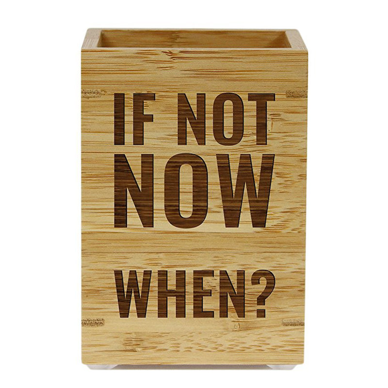 "si pas maintenant quand?" porte-stylo en bois bambou
