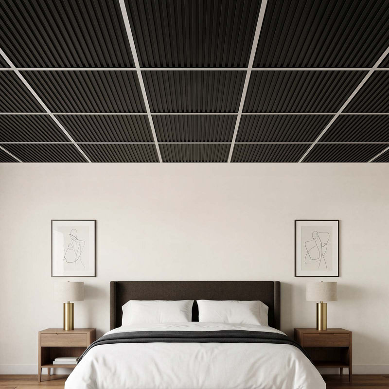 Dalles de plafond en PVC 24 x 48 po (paquet de 12), panneaux linéaires noirs 3D à lattes, feuille de PVC lisse pour ossature apparente, résistante aux chocs, surface peignable, facile à découper, style décoratif moderne pour la maison et le bureau.