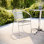 Chaise empilable commerciale en aluminium pour l'intérieur et l'extérieur avec dossier à trois lattes et accoudoirs