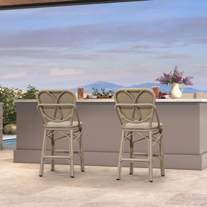 Ensemble de 2 tabourets de bar de style français pour terrasse, en rotin synthétique blanc à motifs, avec dossier entièrement en osier.