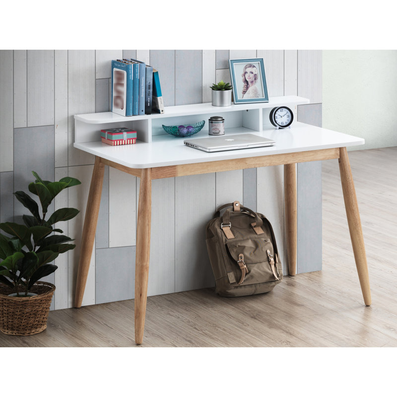 Bureau blanc avec style Mid-Century moderne et bois d'hévéa massif mesurant 43 po de largeur x 23,6 po de profondeur et 34,4 po de hauteur, pieds robustes au fini naturel et 3 tablettes pour présentoir de l 43 po x P 23,4 po