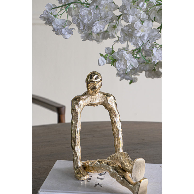 Figurine humaine abstraite assise en or 8,3 x 4,7 x 8,7 po avec finition or texturée