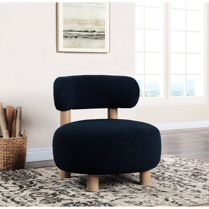 Fauteuil d'appoint bleu contemporain avec dossier texturé, patins en plastique et profil bas. Coussin en mousse bouclée et patins de sol pour la décoration intérieure.