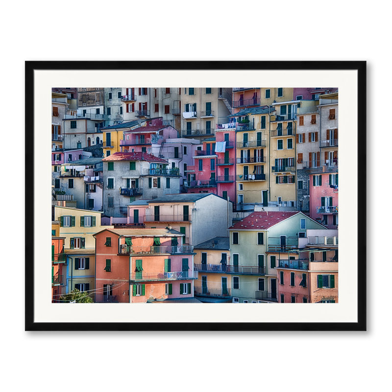 Manarola par Harold Davis - photographie, H 25,25 po x l 31,25 po, Papier avec cadre noir