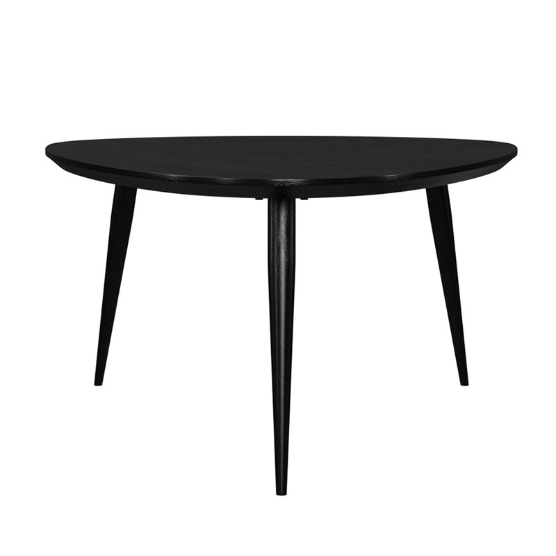 Table basse triangulaire en bois massif au fini noir, bords légèrement arrondis et pieds évasés. Modèle Mango, pièce artisanale unique pour la maison.