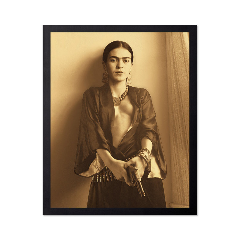 Frida Kahlo tenant une arme à feu, Unframed, Poster, 18"H x 24"W