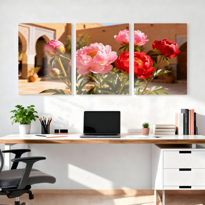 Ensemble de 3 tableaux sur toile tendue représentant des pivoines et une cour marocaine