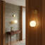 Applique murale dorée avec abat-jour sphérique givré - Applique murale moderne Mid-Century à brancher ou à brancher pour chambre à coucher, salon, salle de bain ou couloir