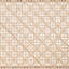 Chaise d'appoint au fini naturel pour une assise confortable dans le salon beige avec bureau de construction en bois