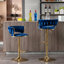 Tabourets de bar en velours bleu (lot de 2), pieds et repose-pieds dorés, hauteur réglable grâce à un système de levage mécanique.