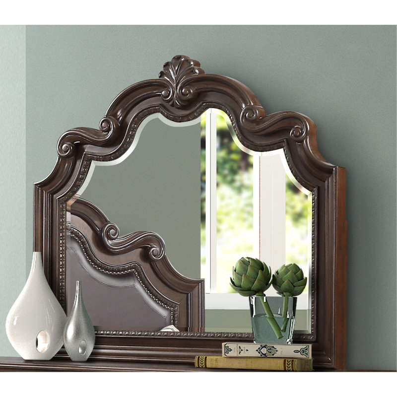 Miroir en acajou exquis avec un design complexe pour des intérieurs gracieux