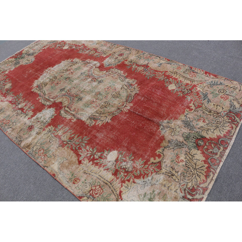 Authentique tapis turc en laine luxueuse, parfait pour ajouter un charme d'antan à votre décor